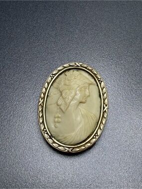 Vintage Victorian Cream Cameo Brooch #p03